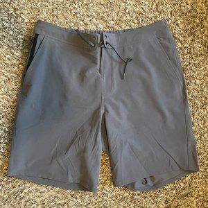 Ten thousand foundation short lined size L gray grey
